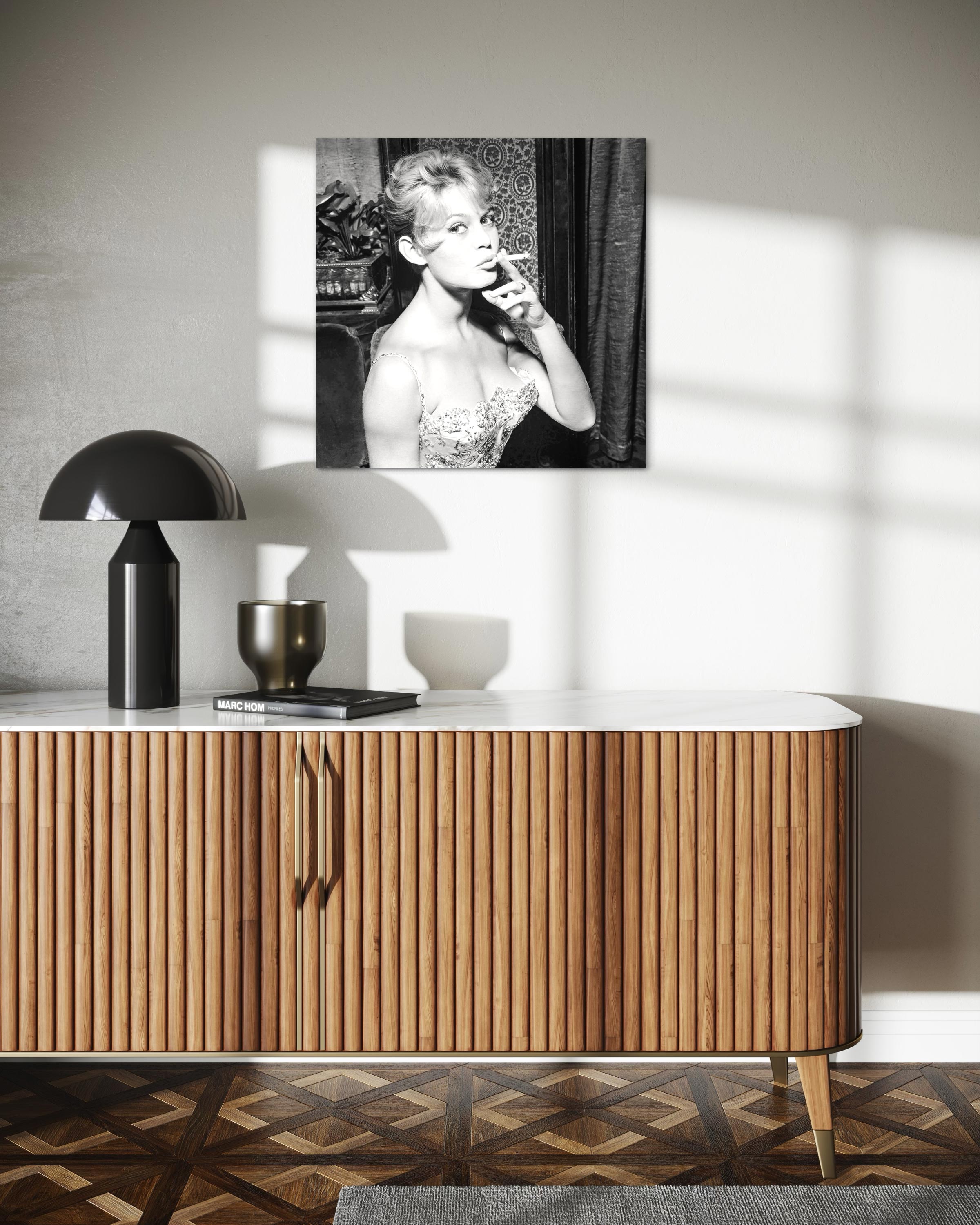 Brigitte Bardot fume au restaurant Maxim's - Photo d'art