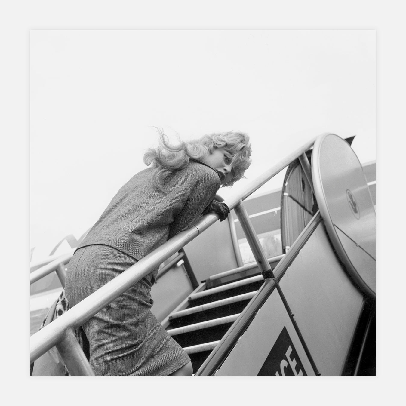Brigitte Bardot à l'aéroport d'Orly - Photo d'art