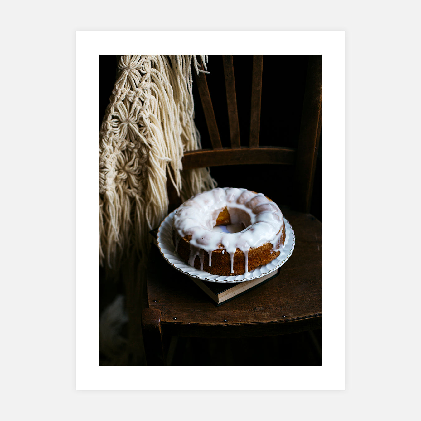 Bundt cake d’hiver sur une chaise - Photo d'art