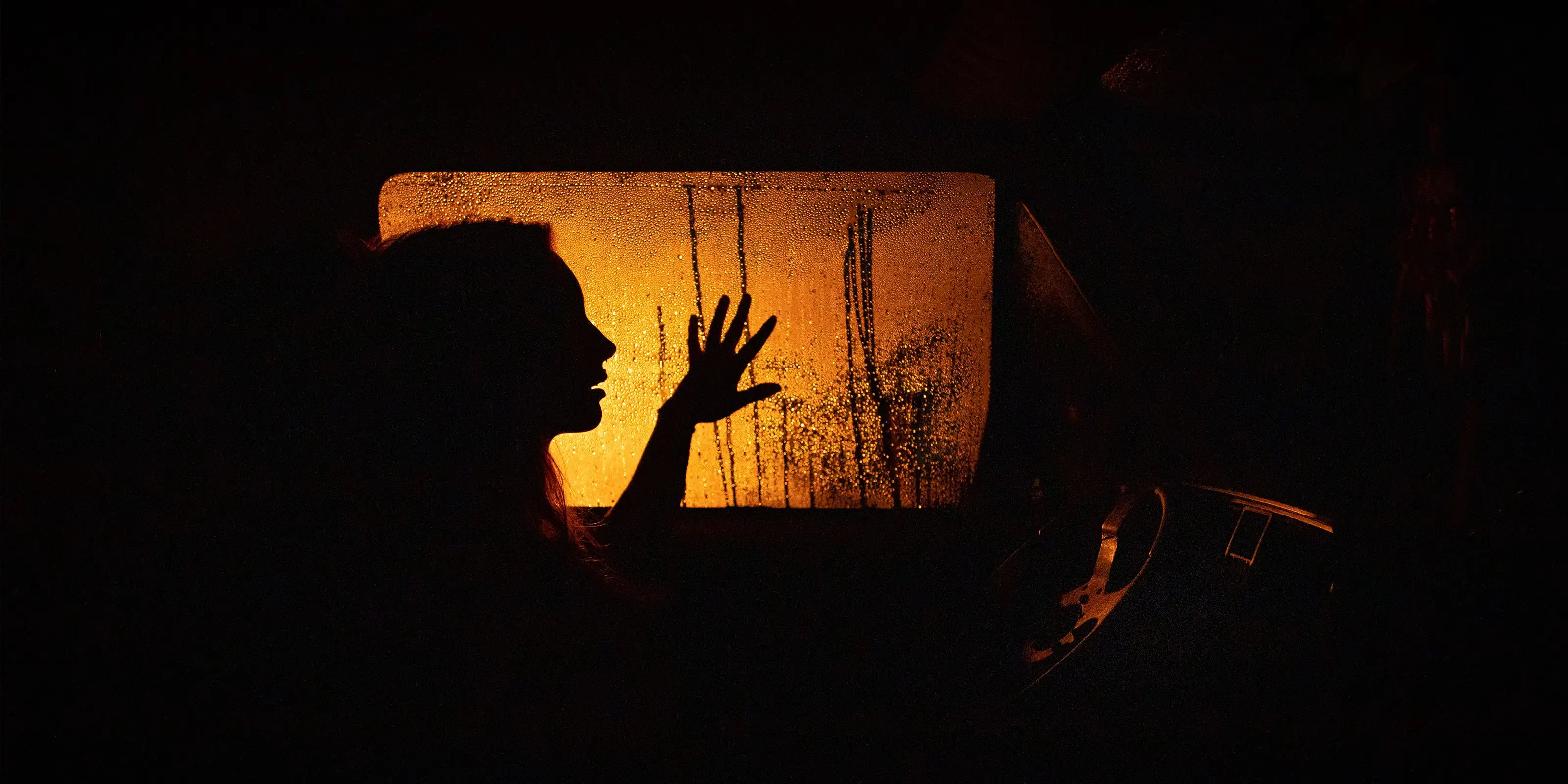 photo portrait femme dans une voiture par photographe d'art Julien Lasota