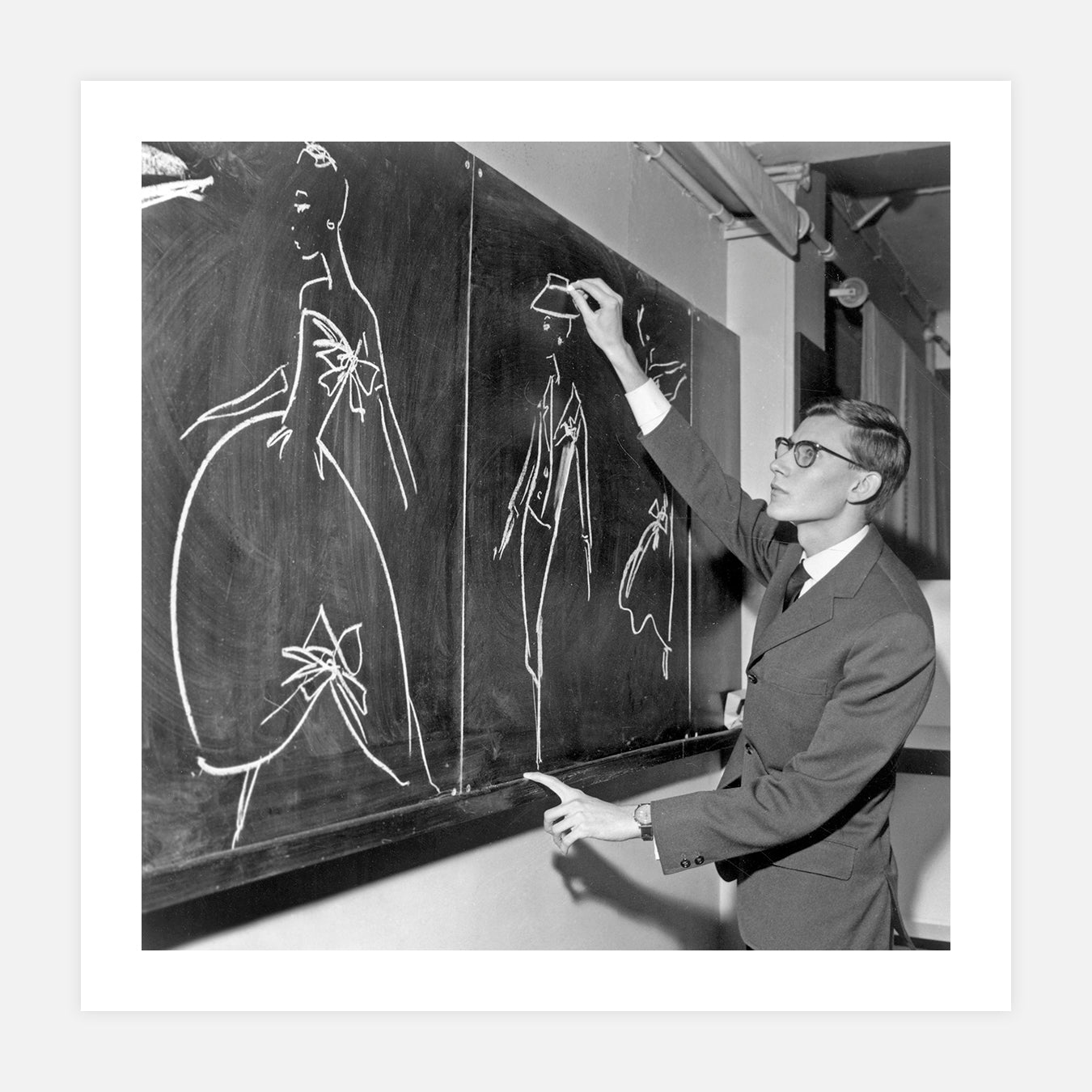 Yves Saint Laurent dessine des modèles - Photo d'art