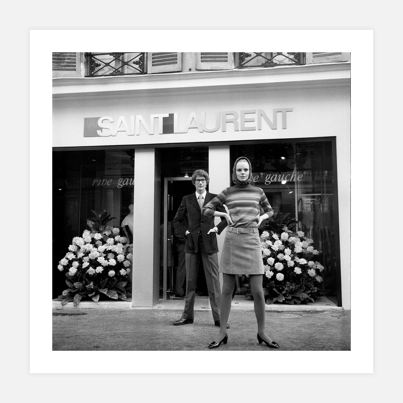 Yves Saint Laurent devant sa boutique - Photo d'art