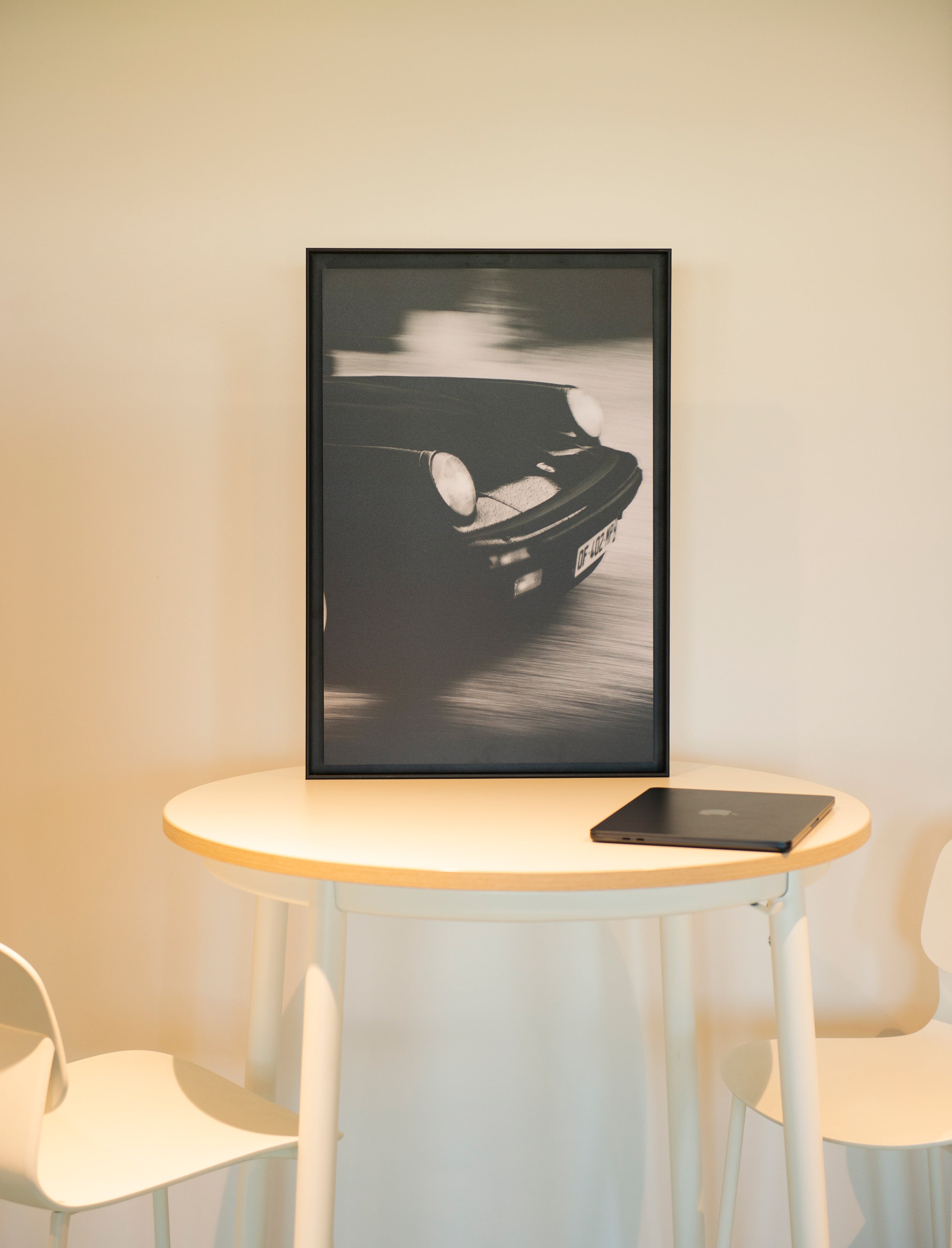 photo vintage noir et blanc d'une voiture rétro